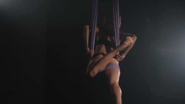 Wanita Berlatih Dengan Pita Udara Melakukan Trik Senam — Stok Video
