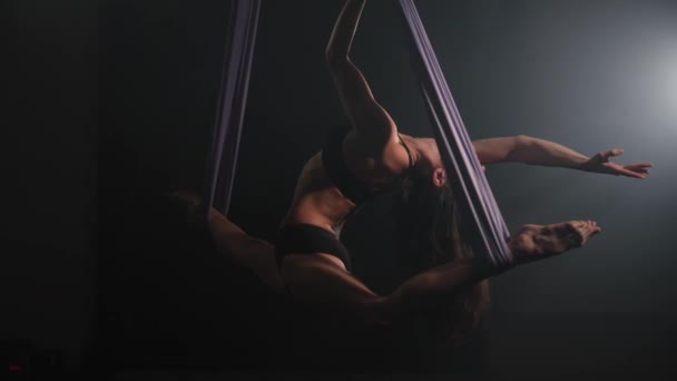 空中リボンでトレーニングする女性 体操のトリック — ストック動画