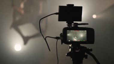 Tripodun üzerinde film çeken profesyonel kamera.