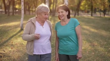 Doğada yürüyen iki son sınıf hanımı.