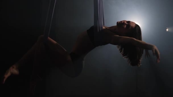 空中リボンでトレーニングする女性 体操のトリック — ストック動画