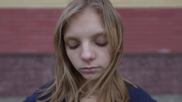 Печальная Девочка Подросток Рядом Улице — стоковое видео