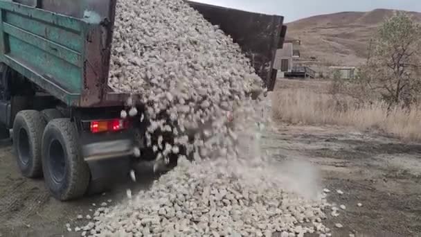 Caminhão Basculante Capturado Processo Descarga Sua Carga Pesada Cascalho Provavelmente — Vídeo de Stock