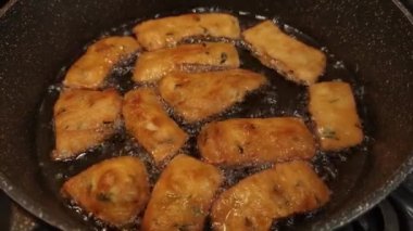 Kızartma tavasının ağız sulandırıcı görüntüsü fırının üstünde kızartılmış yemekle dolu..