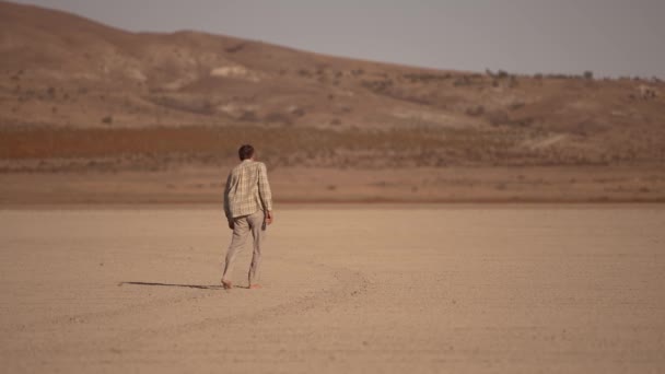 Уставший Человек Пустыне — стоковое видео