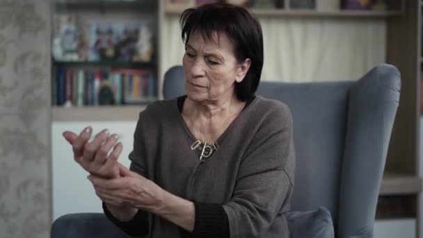 Alte Frau Massiert Ihr Wundes Handgelenk — Stockvideo