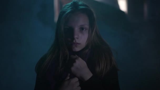 Egy Rémült Lány Egy Óvóhelyen — Stock videók