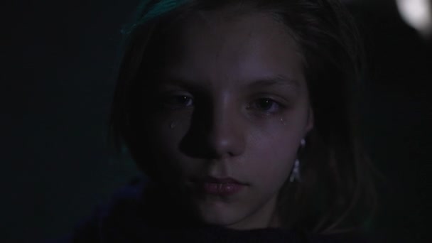 Τρομαγμένο Κορίτσι Ένα Καταφύγιο Βομβών — Αρχείο Βίντεο