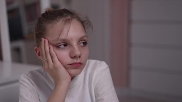 Frustrierte Mutter Gespräch Mit Aufgebrachtem Teenager Mädchen Argumentiert Disziplinierendes Kind — Stockvideo