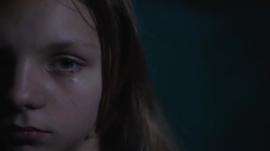 Bomba sığınağında ağlayan kız.
