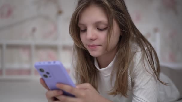 Skupienie Piękne Nastolatka Dziewczyna Wykorzystuje Smartfon Czytanie Wiadomości Social Media — Wideo stockowe