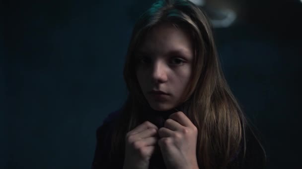 Egy Rémült Lány Egy Óvóhelyen — Stock videók