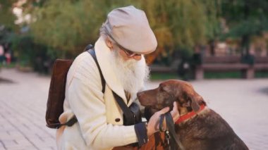 Uzun beyaz sakallı ve gözlüklü yaşlı bir adam.