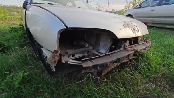 Opuszczony Samochód Bez Kół Reflektorów — Wideo stockowe
