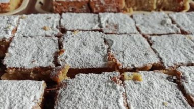 Gönüllüler fakirlere dağıtmak için bir turta pişirdi.