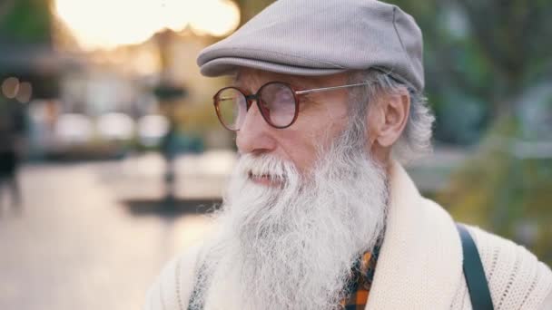 Homem Idoso Com Uma Longa Barba Branca Óculos Destaque Neste — Vídeo de Stock