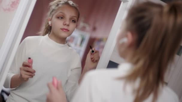 Genç Bir Kız Aynanın Önünde Kirpiklerini Boyuyor — Stok video