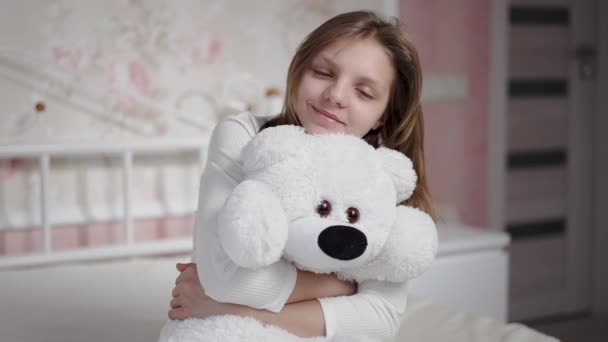 Meisje Met Een Witte Teddybeer Haar Armen — Stockvideo