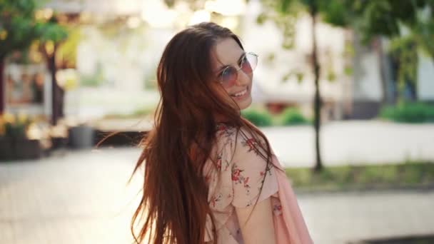 Kobieta Długimi Włosami Okularami Idzie Ulicą — Wideo stockowe