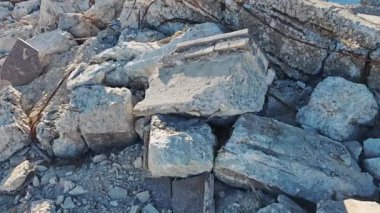 Deprem, felaket ya da hava saldırısı sonrasında yıkılan bir bina