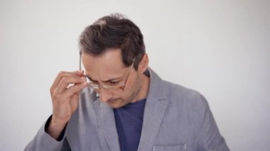 Gözleri iyi görmeyen bir adam farklı gözlükler dener.