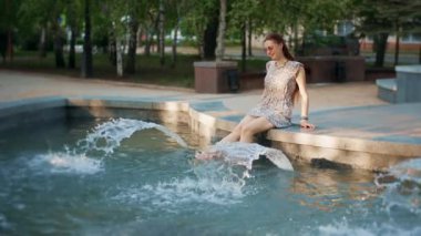 Çeşmenin yanındaki mutlu genç kız.