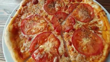 Restorandaki bir masada pizza margherita.