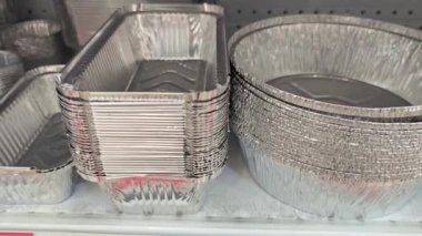Rafta alüminyum tek kullanımlık yiyecek kutusu var.
