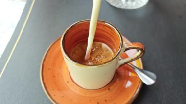 Süt akıntısı kahveye akar.