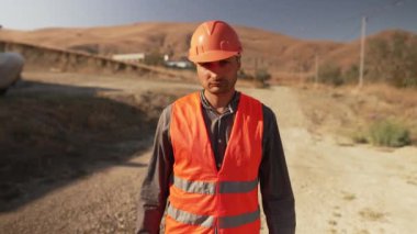 Yol yapımcısı yolda geçişi yasaklıyor.