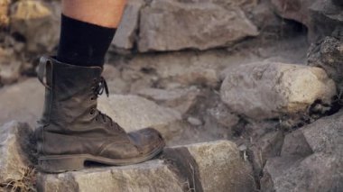 Terk edilmiş antik şehirde gezgin