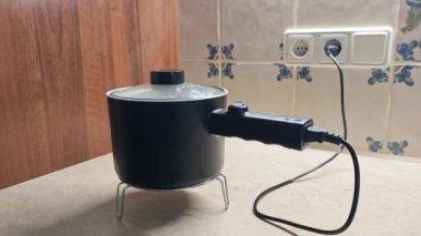 Tabak elektrikli tencerede pişirilir.