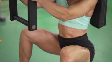 Spor salonunda kaslı kadın eğitimi.