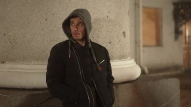 Hırsız, kadını fark etti ve peşinden gitti.