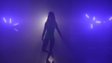 Bir sanatçı sanatsal ifadesini sisli bir ortamda sergiliyor.