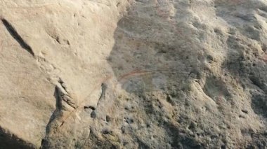 Uzayda uçan bir asteroidin kayalık yüzeyinin detaylı bir görüntüsü.