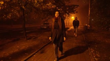 Sakin bir mahallede, bir kadın loş bir sokakta yürürken, bilinmeyen bir şahıs onu arkadan takip ediyor.