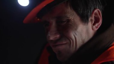 Çalışkan bir işçi, sert işçiliği simgeleyen gürültüyle çevrili bir kaya matkabını kullanır..