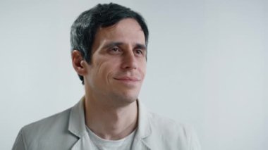 Bir ortak öfkeyle diğer kişilerin yüzüne yırtık bir sözleşme ya da şartlar fırlatır