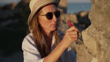 Bir kazı alanında çalışan bir kadın arkeolog, tarihi eserleri ve kalıntıları ortaya çıkarıyor ve araştırıyor..