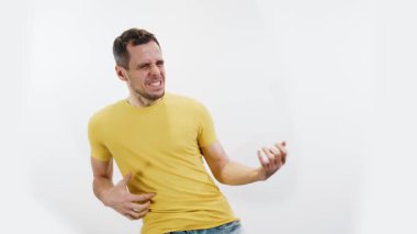 Bir adam yoğun bir gitar solosunu taklit eder, parmakları duygusal enerjiyle havada dans eder, hayali bir rock performansında kaybolur..