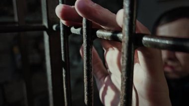 Gölgelerde Soğuk Hücre Çubuklarını Tutan Erkek El