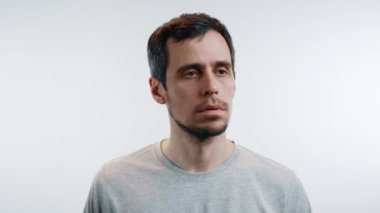 Odaklanmış bir adam boyun esnekliğini arttırmak, sertliği azaltmak ve duruşunu geliştirmek için boyun esnetme ve hareketlerini güçlendirir..