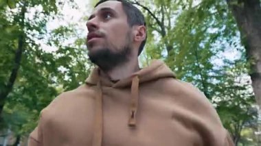 Çaresiz bir adam parkta koşar. Panik içinde çevresini tarar. Kaotik bir ortamda kayıplar, acil durumlar ya da acil arayışlar hatırlatır..