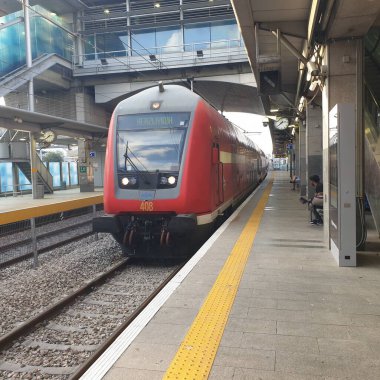 TEL AVIV, İSRAİL. 20 Ekim 2023. Kırmızı tren lokomotifi Tel Aviv Hagana tren istasyonuna yaklaşıyor. İsrail toplu taşıma editör imajı.