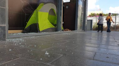 ASHKELON, İSRAİL. 22 Ekim 2023. Hamas 'ın İsrail' e roket saldırısı sonrası. Dışarıdaki evler ve arabalar şarapnel parçalarıyla parçalandı, camlar kırıldı. Demirden kılıçlar savaş editör imajı.