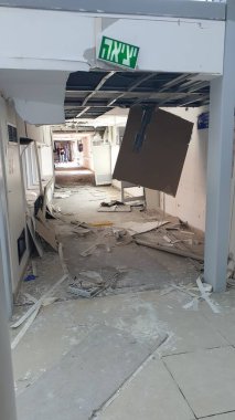 ASHKELON, İSRAİL. 22 Ekim 2023. Ashkelon 'daki Barzilai hastanesine yapılan Hamas roket saldırısından sonra. Roketlerin ve şarapnellerin yol açtığı ciddi hasar..