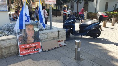 TEL AVIV, İSRAİL. 2 Kasım 2023. Diğer protestocular tarafından desteklenen Tel Aviv 'deki Hamas rehinelerinin ailelerinin kampı. Gökyüzüne yakın resimlerinin olduğu sarı balonlar salıyorlar ve başka görüntüler yapıyorlar. Düzenleyici resim.