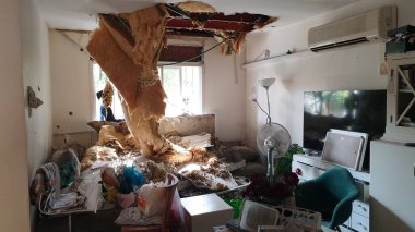 ASHKELON, İSRAİL. 22 Ekim 2023. Hamas 'ın İsrail' e roket saldırısı sonrası. Dışarıdaki ev ve arabalar şarapnel parçalarıyla parçalandı.