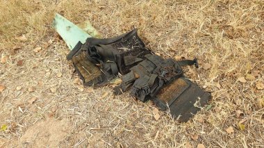 KFAR AZA, İSRAİL. 27 Ekim 2023. Hamas 'ın 07 Ekim' deki terör saldırısından sonra Gazze sınırında Kibbutz Kfar Aza. Hamas militanları sivilleri öldürdü, evleri yaktı, mülkleri tahrip etti. Demirden kılıçlar editoryal görüntü. 